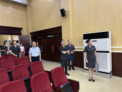 参观综合审判庭.jpg 参观综合审判庭.jpg