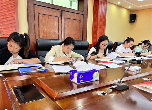 干警们在支部会议上纷纷发表《围猎陷阱》警示片观后感。.jpg 干警们在支部会议上纷纷发表《围猎陷阱》警示片观后感。.jpg