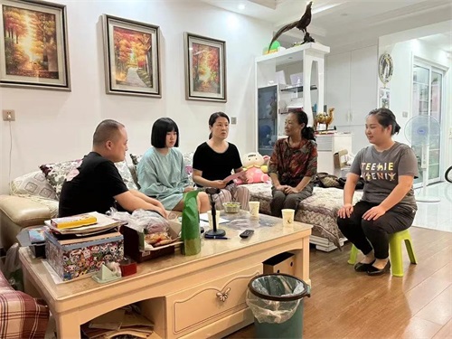 家访小组深入干警家中开展廉政家访活动。（第二张）.jpg
