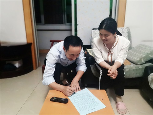 干警本人和家属共同签订《家庭助廉承诺书》。.jpg