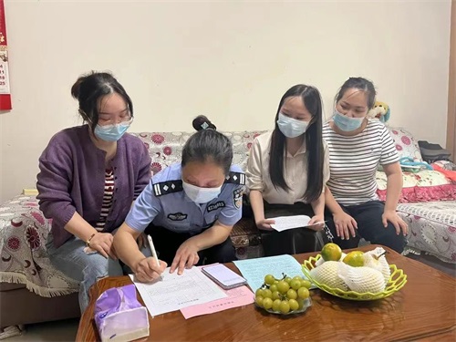 干警本人和家属共同签订《家庭助廉承诺书》。（第二张）.jpg